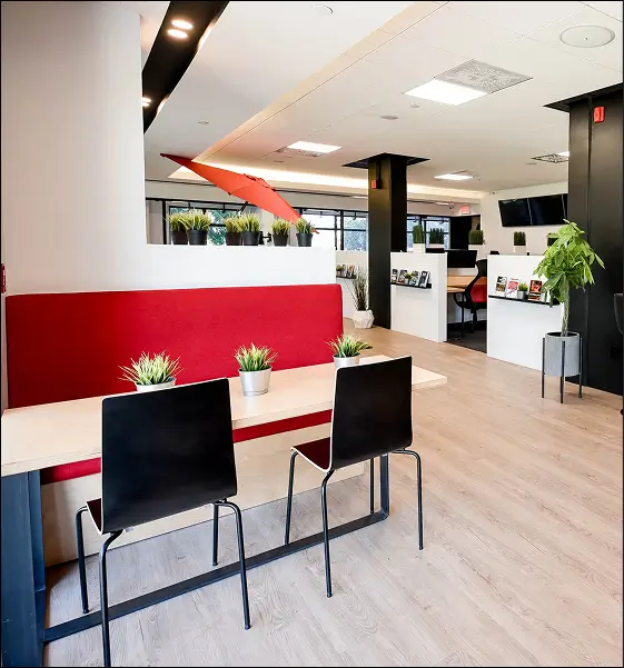 Espace de postes en libre-service avec places partagées