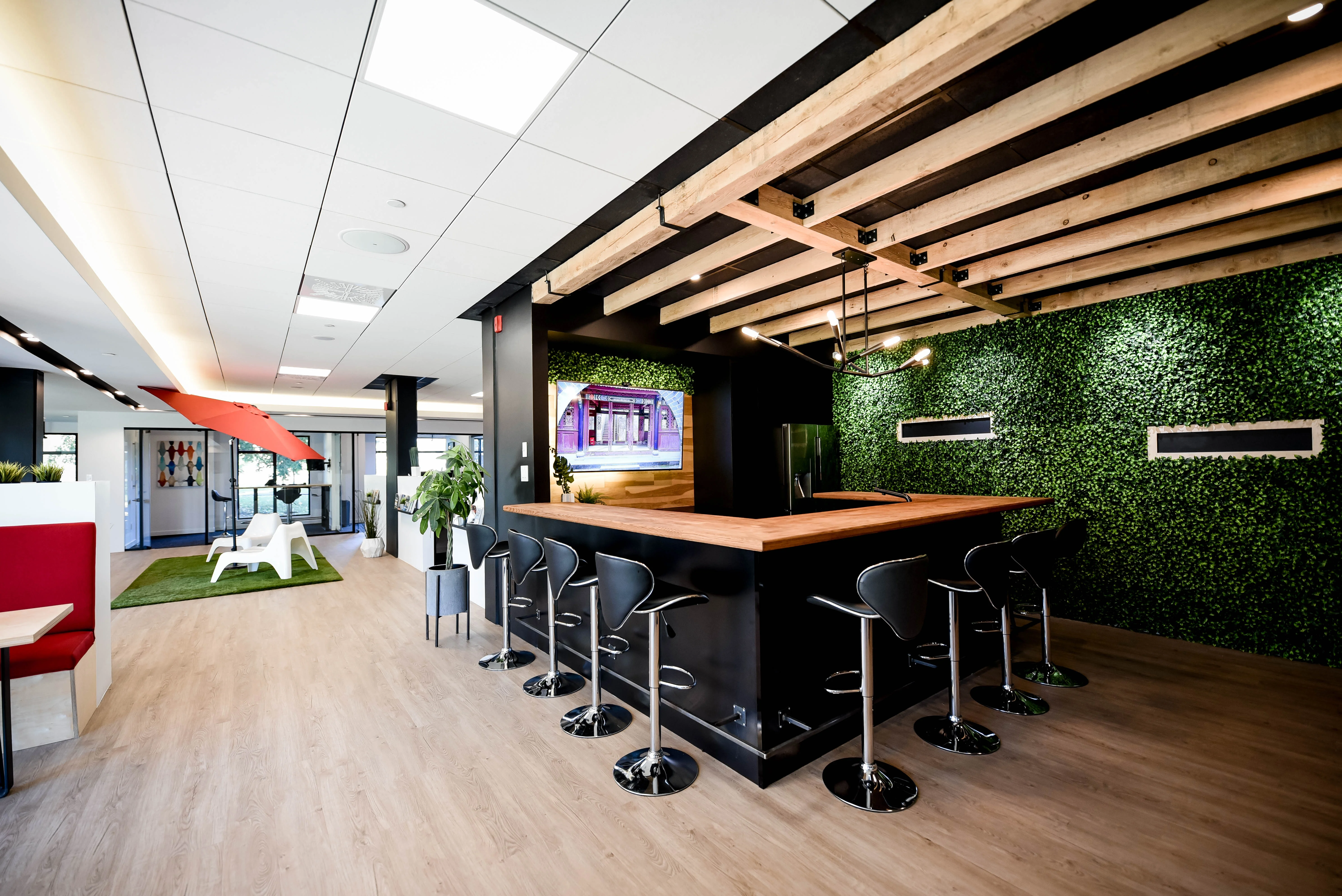 Espace commun lumineux dans notre immeuble de Griffintown