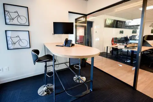 Un poste de travail privé avec bureau debout